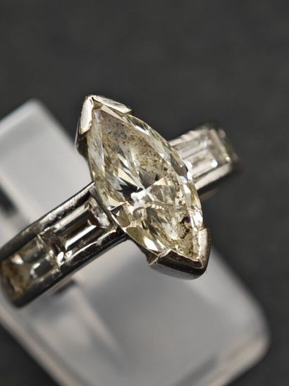 * Bague en or gris 750 ‰ ornée d'un diamant...
