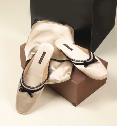 * LOUIS VUITTON.
Paire de mules d'intérieur...