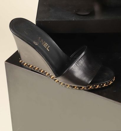* CHANEL.
Paire de sandales en cuir noir,...