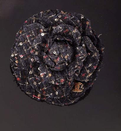 * CHANEL.
Broche Camélia en tweed anthracite...