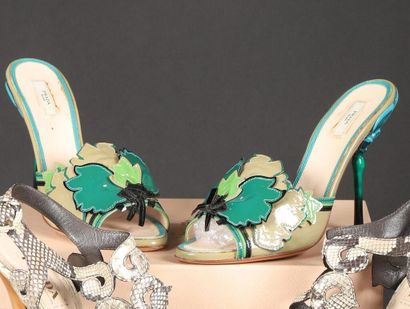 * PRADA.
Rare paire de sandales, talons en...