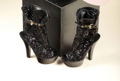 * LOUIS VUITTON.
Paire de bottines à talons...
