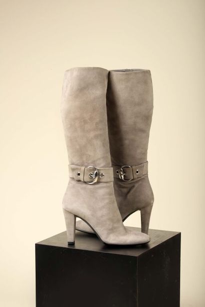 * GUCCI.
Paire de bottes à talons, en daim...