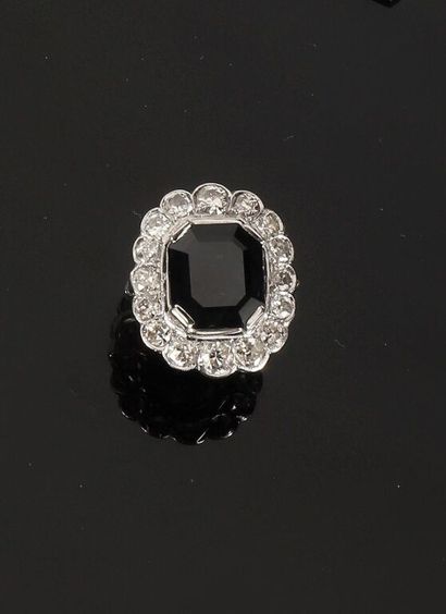 Bague en or gris 750 ‰ ornée d'un saphir...