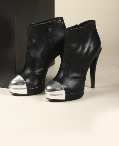 * CHANEL.
Paire de bottines à haut talons...