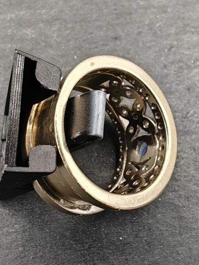 Bague bandeau en or gris 750 ‰, composée...