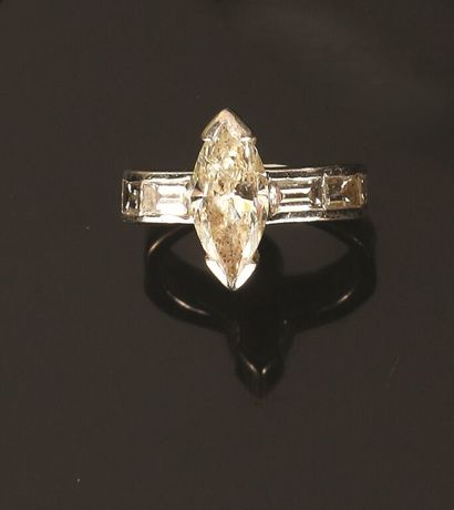 * Bague en or gris 750 ‰ ornée d'un diamant...