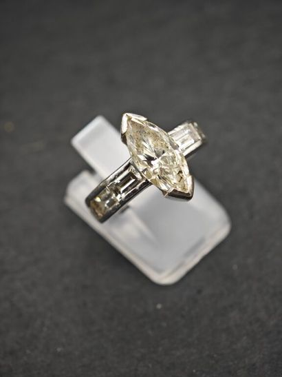 * Bague en or gris 750 ‰ ornée d'un diamant...
