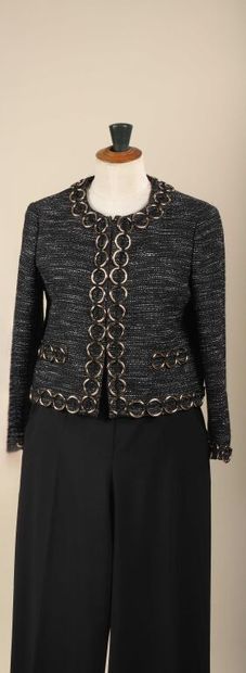 * MOSCHINO Cheap & chic.
Veste courte, droite...