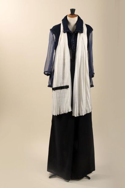 * CHANEL.
Lot comprenant :
- Un pantalon...