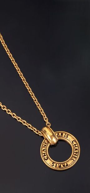 CHANEL.
Collier sautoir et son pendentif...