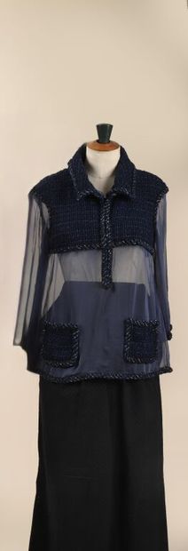 * CHANEL.
Blouse à poches en tweed et soie...