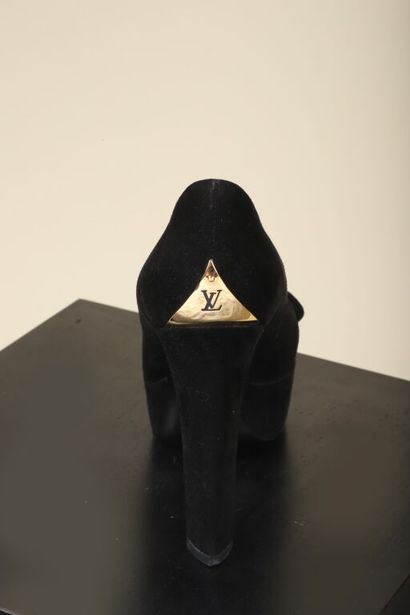 * LOUIS VUITTON.
Paire d'escarpins à talons...