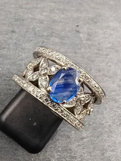 Bague bandeau en or gris 750 ‰, composée...