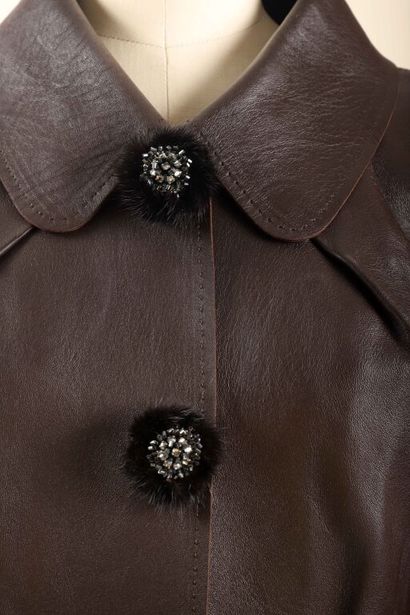 * LOUIS VUITTON.
Veste en cuir d'agneau marron....