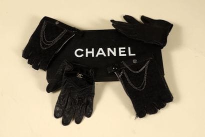 * CHANEL.
Lot comprenant :
- Paire de gants...