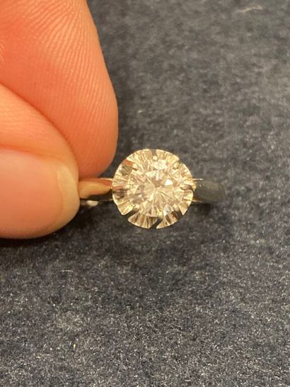 Bague en or 750 ‰ et platine 850 ‰ ornée...