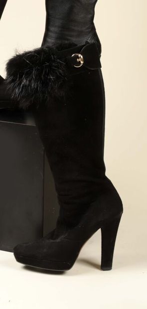 * GUCCI.
Paire de bottes en daim noir à hauts...