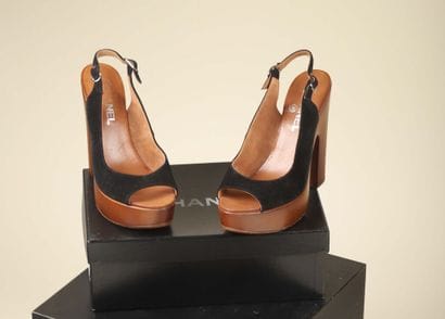 * CHANEL.
Paire d'escarpins ouverts, plateaux...