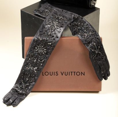 * LOUIS VUITTON.
Paire de long gants Flocons...