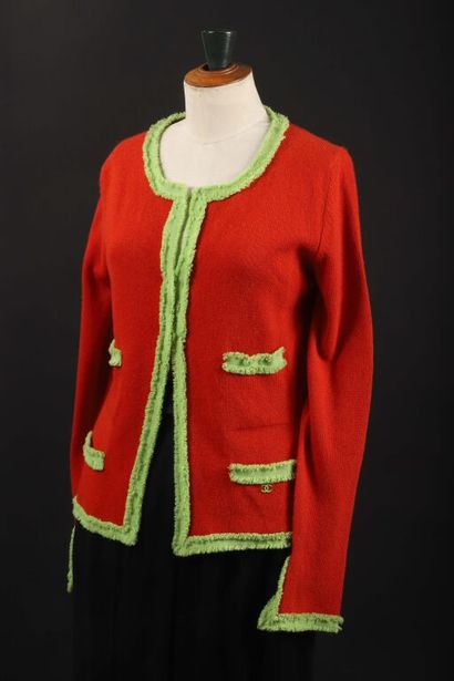 * CHANEL par Karl LAGERFELD.
Gilet en cachemire...