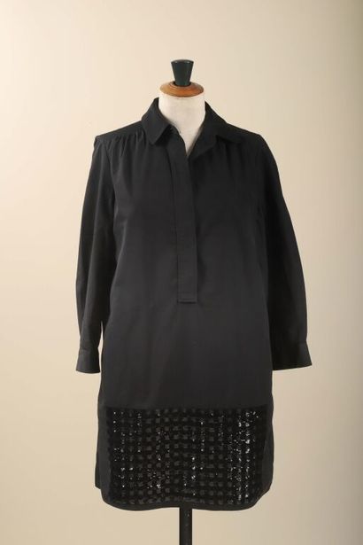 * LOUIS VUITTON.
Robe chemise en coton noir...