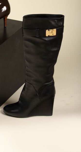 * LOUIS VUITTON.
Paire de bottes compensées,...