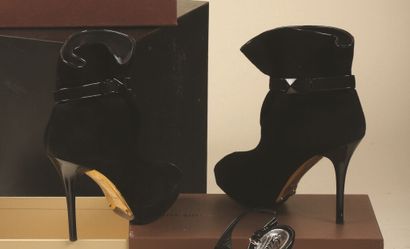 * LOUIS VUITTON.
Paire de bottines à talons...