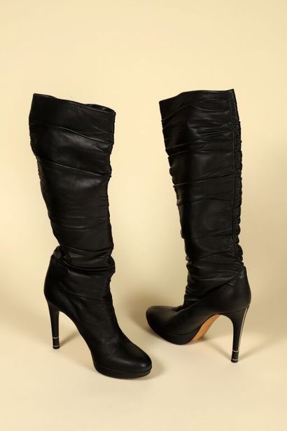 * CHRISTIAN DIOR.
Paire de bottes à talons...