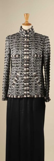 * CHANEL par Karl LAGERFELD.
Veste droite...
