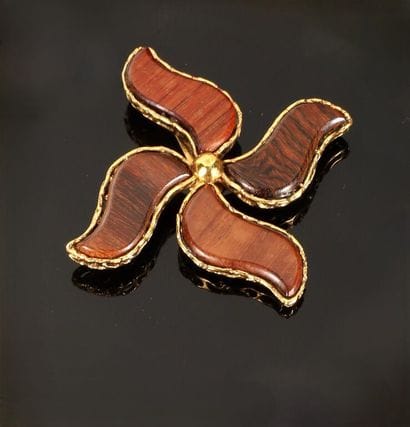 MAISON GOOSSENS.
Broche-pendentif fleur en...