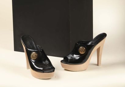 * GUCCI.
Paire de sandales Hysteria, à talons...