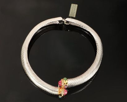 GIVENCHY Vintage.
Torque articulée, structure...