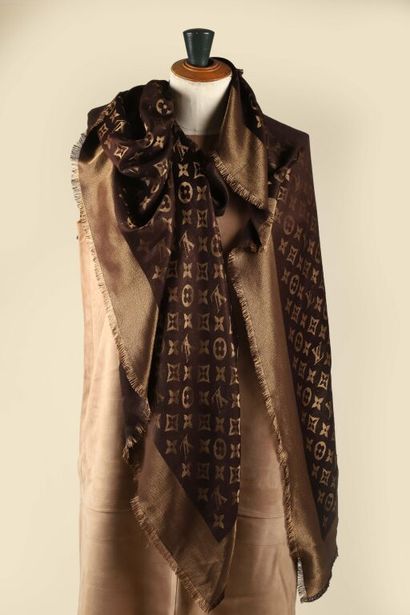 * LOUIS VUITTON.
Étole en laine et soie,...