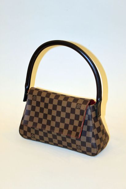 * LOUIS VUITTON.
Sac à main Damier, toile...