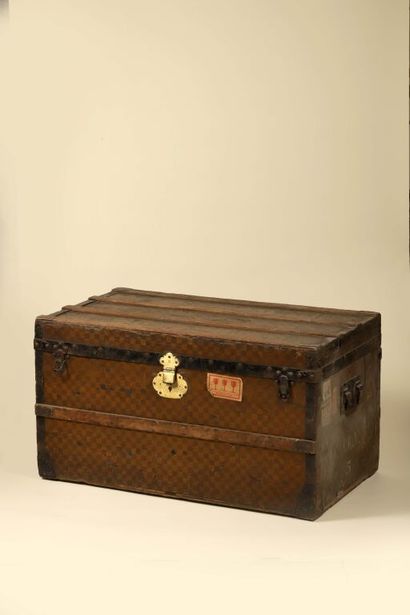 LOUIS VUITTON.
Grande malle de voyage, toile...
