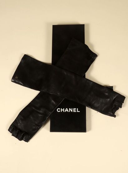 * CHANEL.
Longues mitaines en cuir d'agneau.
Taille...