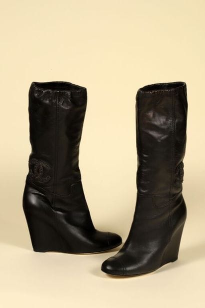 * CHANEL.
Paire de bottes compensées, en...