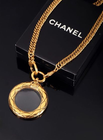 CHANEL.
Loupe bordure à effet matelassé et...