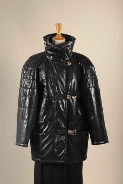 NINA RICCI.
Veste matelassée en skaï, col...
