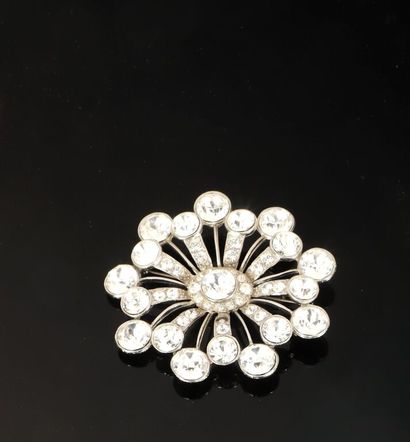 * SONIA RYKIEL.
Broche flocon en métal argenté...