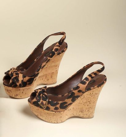 * LOUIS VUITTON.
Paire de sandales compensées,...