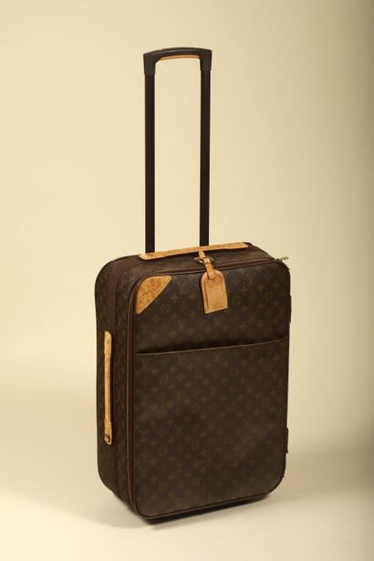 * LOUIS VUITTON.
Valise à roulettes Pegase...