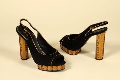 * CHANEL.
Paire de sandales à hauts talons...