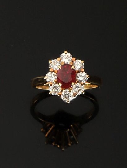 Bague en or jaune 750 ‰, sertie d'un rubis...
