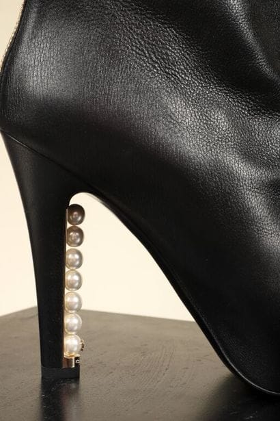 * CHANEL.
Paire de bottes à talons hauts,...