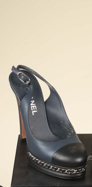 * CHANEL.
Paire d'escarpins à bouts ronds,...