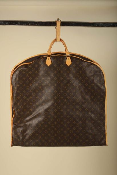 * LOUIS VUITTON
Lot comprenant :
- Porte-vêtement...