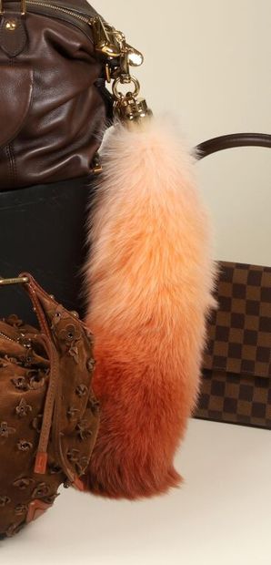 * LOUIS VUITTON.
Bijou de sac à main, de...