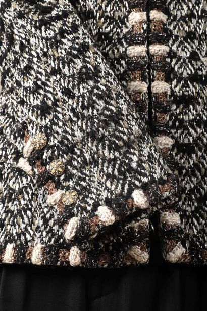 * CHANEL par Karl LAGERFELD.
Veste droite...